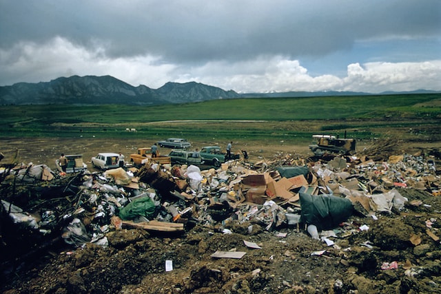 Conveyor belt to recycle land-fill waste